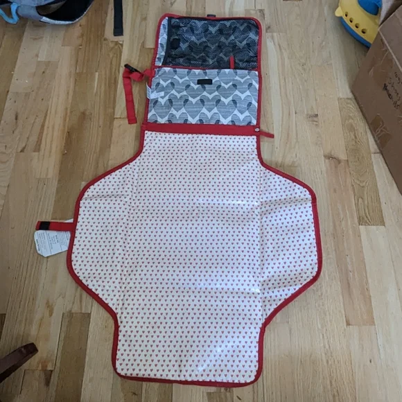 Skip Hop Diaper Clutch Changing Station - Picture 8 of 9